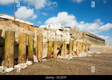 Calcestruzzo fracassato le difese di mare presso la spiaggia Bank Caravan Park in Ulrome vicino Skipsea Foto Stock