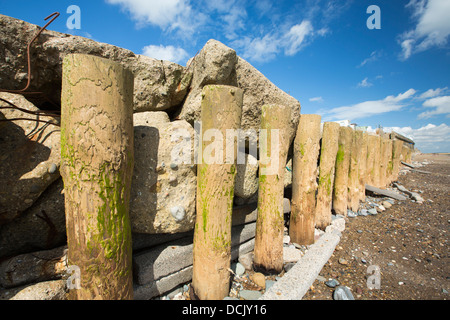 Calcestruzzo fracassato le difese di mare presso la spiaggia Bank Caravan Park in Ulrome vicino Skipsea Foto Stock