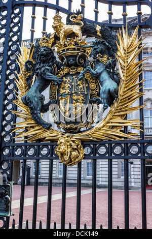 Stemma reale del Regno Unito a Buckingham Palace Foto Stock