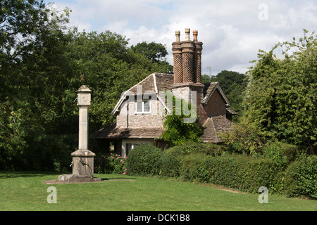 Comporre Cottage, meridiana di pietra e la pompa acqua, Blaise borgo, Henbury, Bristol, Inghilterra, Regno Unito. Foto Stock