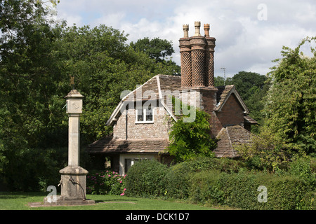 Comporre Cottage, meridiana di pietra e la pompa acqua, Blaise borgo, Henbury, Bristol, Inghilterra, Regno Unito. Foto Stock