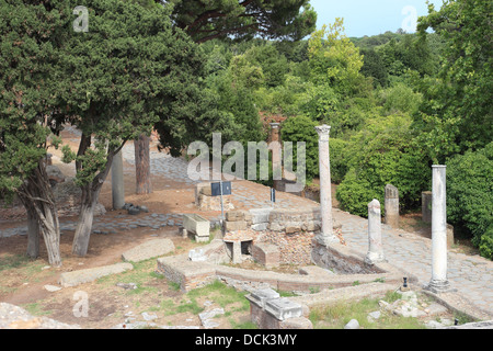 Vista del Decumano, romana antica strada principale a Ostia Antica Roma, Italia Foto Stock