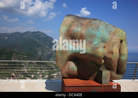 Le sculture di Igor Mitoraj in Ravello infront di Oscar Niemeyer Auditorium Foto Stock