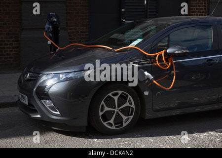 Vauxhall Ampera auto elettriche in carica - Camden Town - Londra Foto Stock