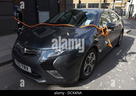 Vauxhall Ampera auto elettriche in carica - Camden Town - Londra Foto Stock