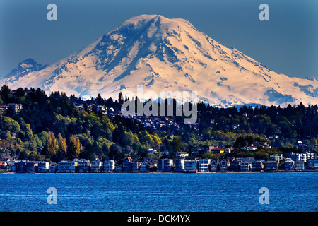 Mount Rainier Puget Sound a nord di Seattle montagna di neve nello Stato di Washington Pacific Northwest Foto Stock