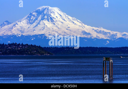 Mount Rainier Puget Sound a nord di Seattle neve montagna marcatore canale nello stato di Washington Pacific Northwest Foto Stock