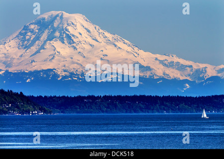Mount Rainier Puget Sound a nord di Seattle montagna di neve in barca a vela nello Stato di Washington Pacific Northwest Foto Stock