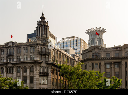 Edifici antichi e moderni edifici il Bund, parte vecchia di Shanghai in Cina Foto Stock