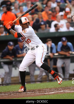 Baltimore, MD, Stati Uniti d'America. 19 Ago, 2013. Baltimore Orioles center fielder Adam Jones (10). Tampa Bay Rays vs Baltimore Orioles a Rigogolo Park a Camden Yards su agosto 19, 2013 a Baltimora, MD. Foto: Mike Buscher/Cal Sport Media © csm/Alamy Live News Foto Stock