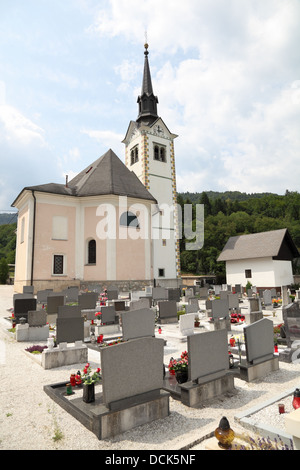 Chiesa di St Margaret in Bohinjska Bela, vicino a Bled, Slovenia in estate Foto Stock