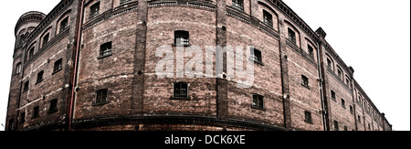 Panorama di prigione muro fatto di mattoni rossi Foto Stock