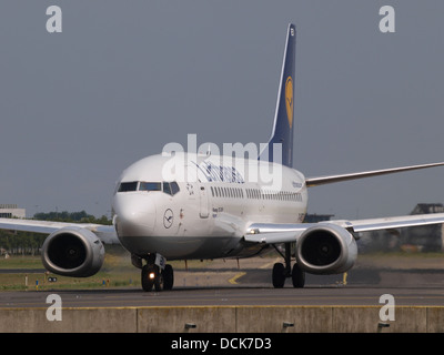 D-ABED è un Boeing 737-330 operato dalla Lufthansa. Questa immagine mostra il rullaggio dell'aeromobile in un aeroporto il 14 luglio 2013, in preparazione al decollo in un tipico scenario di viaggio aereo. Foto Stock
