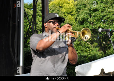 Il 10 agosto 2013 - Richmond, Virginia, Stati Uniti d'America - trombonista fido ''Grande SAM'' WILLIAMS porta il suo Jazz Band Funky nazione per giocare al quarto Annual Richmond Jazz Festival a Maymont Park. (Credito Immagine: © Tina Fultz/ZUMAPRESS.com) Foto Stock