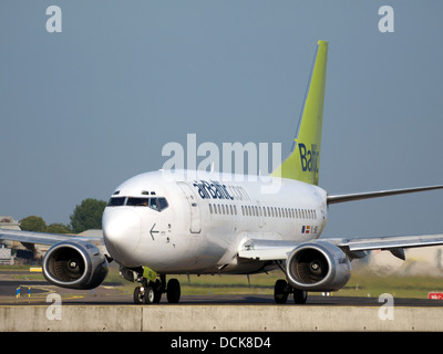 YL-BBE Air Baltic Boeing 737-53S - cn 29073 rullaggio 15luglio2013 pic-001 Foto Stock