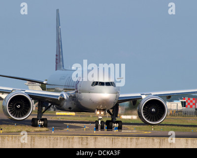 A7-BFE Qatar Airways Cargo Boeing 777-FDZ - cn 39644 rullaggio 18luglio2013 pic-001 Foto Stock