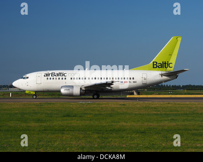 YL-BBE Air Baltic Boeing 737-53S - cn 29073 rullaggio 18luglio2013 pic-005 Foto Stock