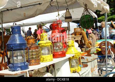 Una fila di lanterne colorate è rivestita in vendita a Oronoco Gold Rush Giorni, annualmente un antico mercato delle pulci Foto Stock