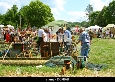 Un grande ed antico Mercato delle pulci si trova fuori sul prato di una piccola città come acquirenti sfoglia presso lo stand. Oronoco Gold Rush giorni. Foto Stock