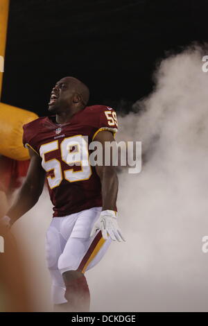 Landover, MD, Stati Uniti d'America. 19 Ago, 2013. 19 agosto 2013, Landover, MD, FedEx campo Washington Redskins prendere a Pittsburgh Steelers nella seconda pre-stagione partita di calcio. London Fletcher viene introdotto e ottiene la squadra e gli appassionati di Fired Up prima del gioco. Pellerosse passare per sconfiggere lo Steelers 24-13. © Khamp Sykhammountry/Alamy Live News Foto Stock