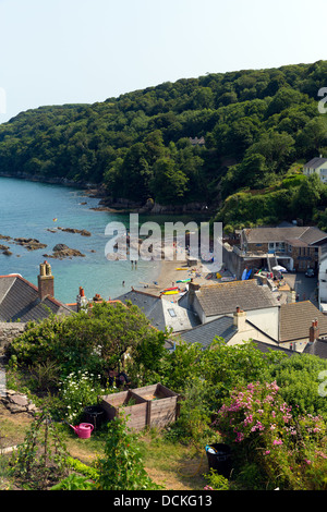 Vista della costa Cawsand Cornwall Inghilterra Regno Unito sulla penisola di rame che si affaccia Plymouth Sound Foto Stock