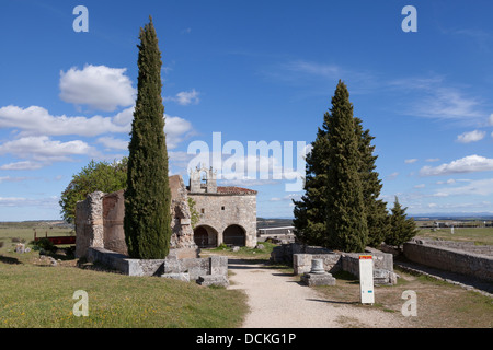 Hermitage costruito sulle rovine della città romana di Clunia nella provincia di Burgos - Castiglia e León, Spagna Foto Stock