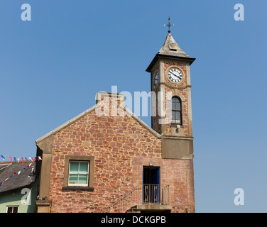 Torre dell'orologio in cielo blu a Kingsand Cornwall Inghilterra regno unito Foto Stock