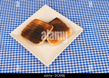 Tostare il pane dopo aver passato un po' di sbagliato Foto Stock