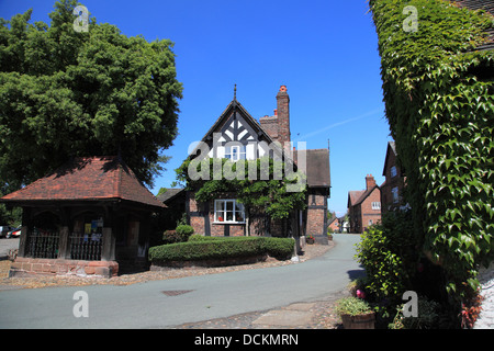 Church Street nel grazioso villaggio di grande Budworth, vicino a Northwich, Cheshire, nota per i suoi pittoreschi edifici. Foto Stock