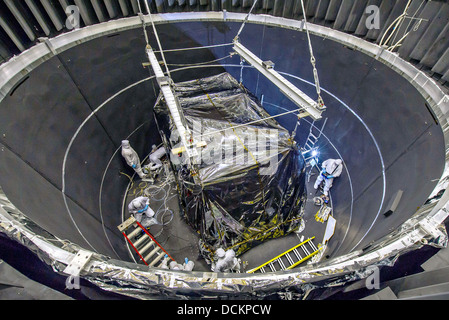 Un overhead scorcio interno termico della camera a vuoto come gli ingegneri pronto il James Webb Space Telescope Science integrato modulo strumento alla NASA Goddard Space Flight Center Agosto 10, 2013 in Greenbelt, MD. Foto Stock