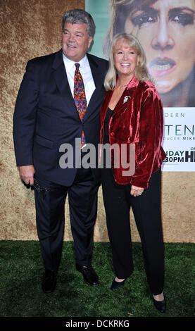 Diane Ladd con suo marito la HBO premiere di 'illuminati" tenutasi presso Paramount Studios. Los Angeles, California - 06.10.11 Foto Stock