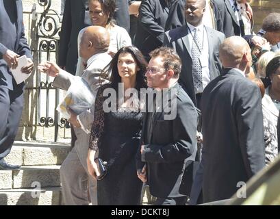 Bono il libro lancio della biografia autorizzata dell Arcivescovo Desmond Tutu intitolata "Tutu: Il ritratto autorizzato' alla Cattedrale di San Giorgio Cape Town, Sud Africa - 06.10.11 ***Non disponibile in Sud Africa, disponibile per il resto del mondo*** Foto Stock