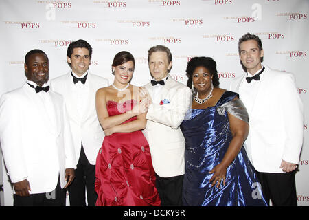 James T. Lane, Tony DeSare, Ashley Brown, Jack Everly NaTasha Yvette Williams e Hugh Panaro New York Pops apre la stagione 2011-2012 con 'Irving Berlin: stracci per Ritzes" tenutasi presso la Carnegie Hall - Dietro le quinte di New York City, Stati Uniti d'America - 14.10.11 Foto Stock