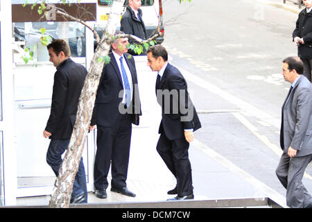 Nicolas Sarkozy arriva al "Clinique de la Muette' di Parigi, dove Carla Bruni - Sarkozy si suppone essere avente il suo bambino. Parigi, Francia - 19.10.11 Foto Stock