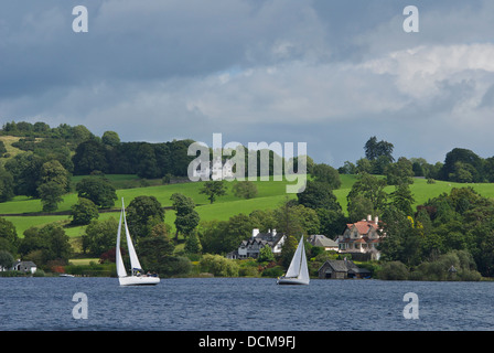 Barche a vela sul lago di Windermere, con Blackwell casa sulla collina, Parco Nazionale del Distretto dei Laghi, Cumbria, England Regno Unito Foto Stock