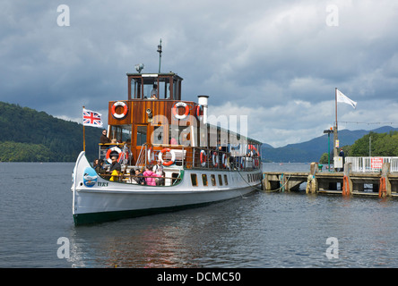 MV Teal, di un sistema di cottura a vapore azionato da Windermere crociere sul lago, a Bowness Pier, Parco Nazionale del Distretto dei Laghi, Cumbria, England Regno Unito Foto Stock