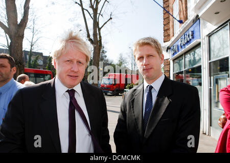 Boris Johnson ha suggerito che "è molto probabile che il suo fratello diventerà il primo ministro - come egli ha attaccato Ed Miliband per "trasmissione" il fratello David nella battaglia per la leadership laburista. Foto attuale preso Orpington,UK,XII Marzo 2013,Boris Johnson pone con suo fratello Jo Johnson in Orpington high street Foto Stock