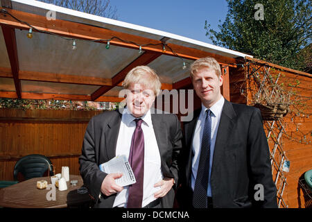 Archivio Pic: 20 agosto 2013: Boris Johnson ha suggerito che "è molto probabile che il suo fratello diventerà il primo ministro - come egli ha attaccato Ed Miliband per "trasmissione" il fratello David nella battaglia per la leadership laburista. Foto attuale preso Orpington,UK,XII marzo 2013, Boris Johnson pone con suo fratello Jo Johnson in ufficio conservatore in Orpington Credito: Keith Larby/Alamy Live News Foto Stock