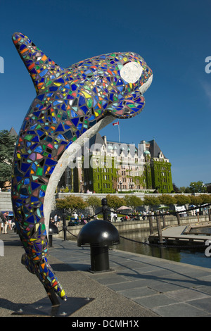 ORCA WHALE SCULTURA EMPRESS HOTEL PORTO INTERNO VICTORIA Vancouver Island British Columbia CANADA Foto Stock