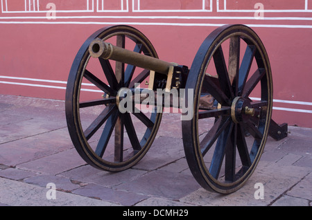 I cannoni sul display al City Palace - Jaipur, Rajasthan, India Foto Stock
