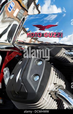 Moto Guzzi V7 racer motocicletta. Chrome il serbatoio benzina e astratto del motore Foto Stock