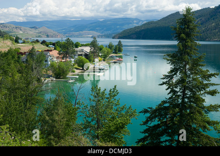 Case sul lago Lago KALAMALKA DELLA COLUMBIA BRITANNICA IN CANADA Foto Stock