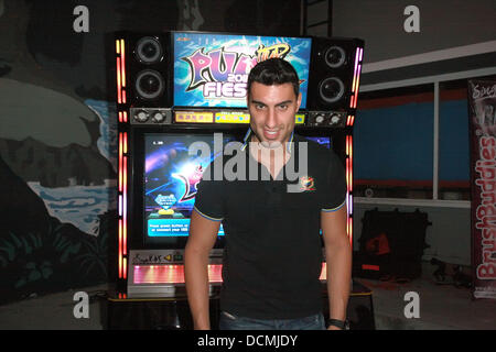 Adam Sabbagh aka il sig. Arab 2008 MyLifeMyPower.Org iDanceMachine e partner per presentare il nuovo Anti-Bullying 3D PSA Premiere al AMC 16 in Burbank Promenade di Los Angeles, California - 22.10.11 Foto Stock