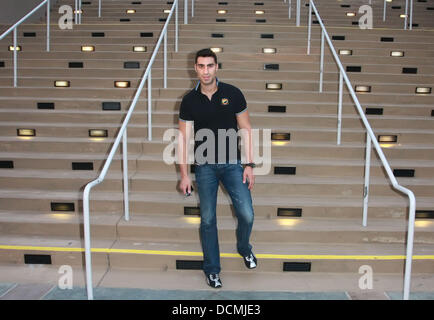 Adam Sabbagh aka Mr Arab 2008 MyLifeMyPower.Org iDanceMachine e partner per presentare il nuovo Anti-Bullying 3D PSA Premiere al AMC 16 in Burbank Promenade di Los Angeles, California - 22.10.11 Foto Stock