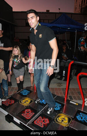 Adam Sabbagh aka Mr Arab 2008 MyLifeMyPower.Org iDanceMachine e partner per presentare il nuovo Anti-Bullying 3D PSA Premiere al AMC 16 in Burbank Promenade di Los Angeles, California - 22.10.11 Foto Stock