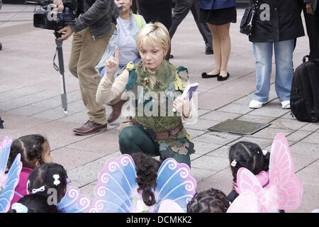 Cathy Rigby in costume come Peter Pan accoglie bambini dal giardino dei sogni Foundation presso il Plaza a Madison Square Garden. Peter Pan riprodurrà il teatro al Madison Square Garden da Dic. XIV attraverso dicembre 30th. La città di New York, Stati Uniti d'America - 24.10.11 Foto Stock