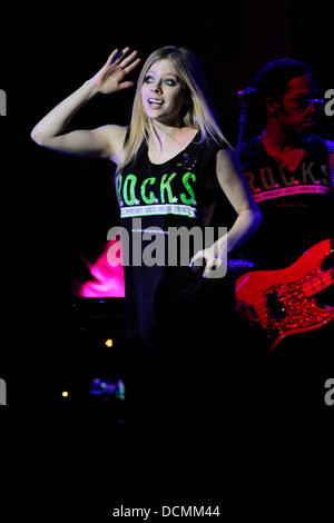 Avril Lavigne esegue sul palco della Air Canada Centre durante il suo 'Il Black Star Tour' Toronto, Canada - 24.10.11 Foto Stock