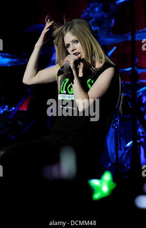 Avril Lavigne esegue sul palco della Air Canada Centre durante il suo 'Il Black Star Tour' Toronto, Canada - 24.10.11 Foto Stock