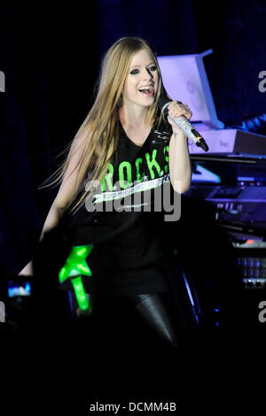 Avril Lavigne esegue sul palco della Air Canada Centre durante il suo 'Il Black Star Tour' Toronto, Canada - 24.10.11 Foto Stock