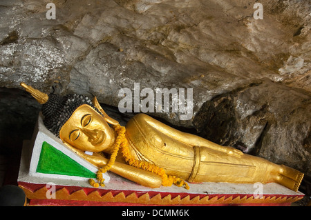 Orizzontale fino in prossimità di un sonno statua del Buddha all'interno di Tham Sang o Tham Xang, elefante grotta vicino Vang Vieng Foto Stock